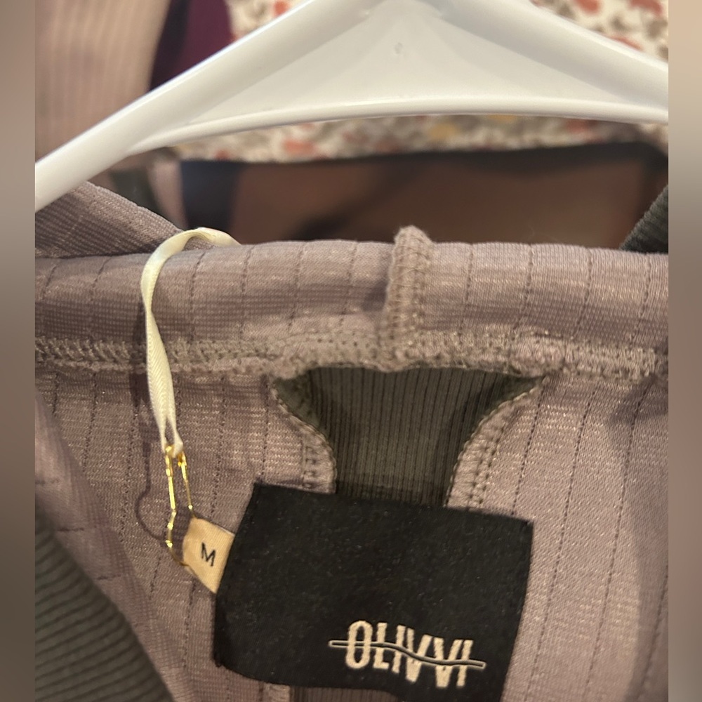 Olivvi NWT Slightly Cropped Hoodie Size Medium - Picture 3 of 3